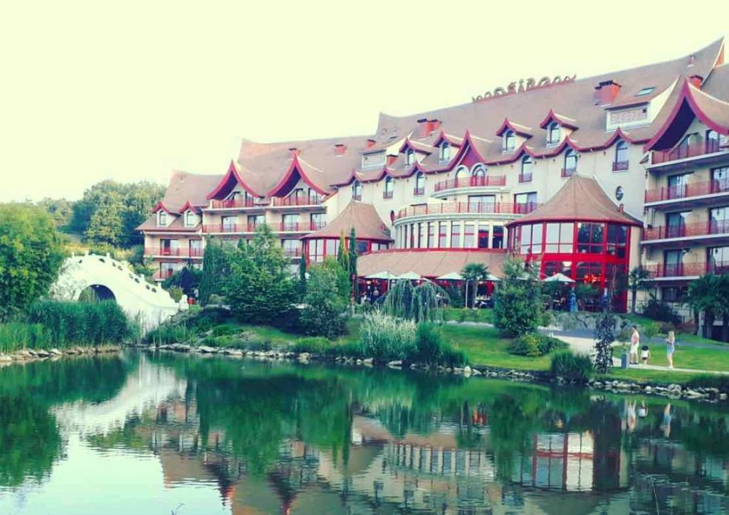 hotel les pagodes de Beauval : vue extèrieure avec le lac